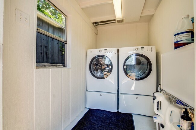 Building Photo - 1001 Bomar St