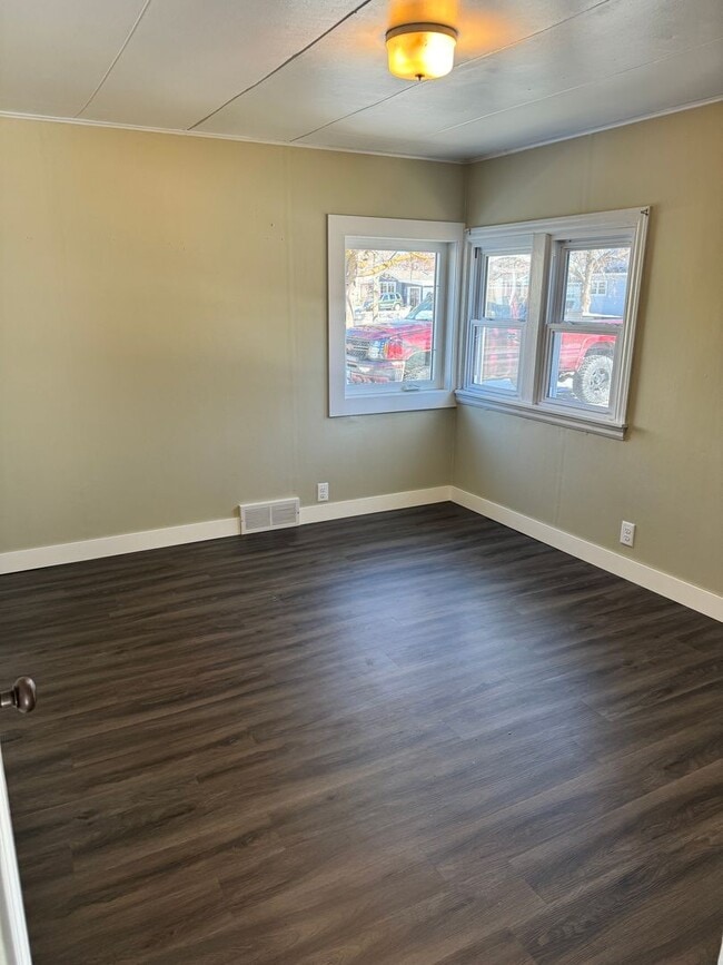 Building Photo - 2 Bedroom/ 1 Bath Home