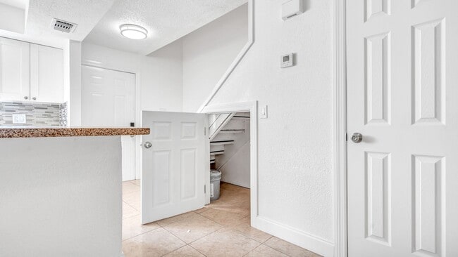 Building Photo - Spacious 1-bedroom, 1.5-bath, two-story Ki...
