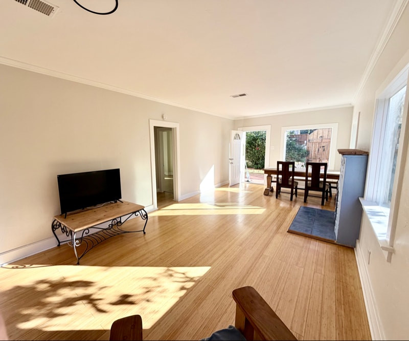 Building Photo - 230 W H St