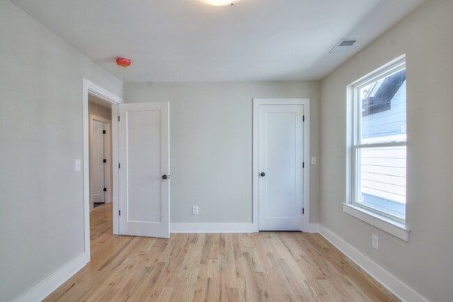 Building Photo - 904 Burchwood Ave