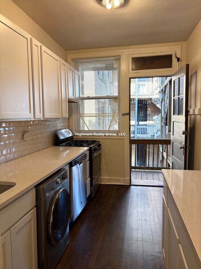 Building Photo - 945 Judson Ave