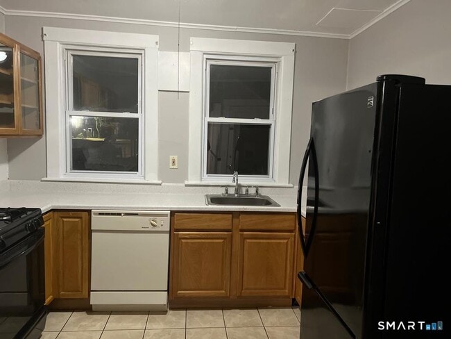 Building Photo - 10 Bank St