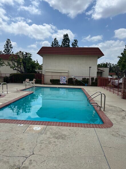 Building Photo - 9950 Reseda Blvd