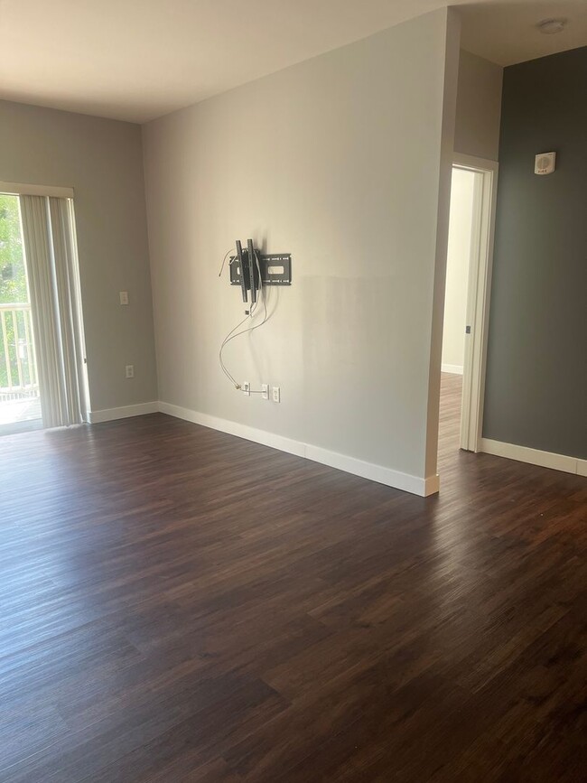 Building Photo - 1 BD/1BA + Den Condo in Silver Spring