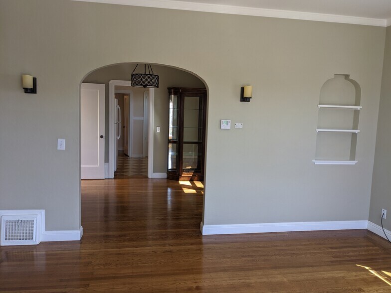 Living room to entry - 422 Capitol St