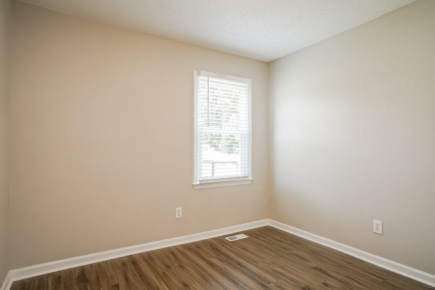 Building Photo - 1024 Holly Pointe Dr