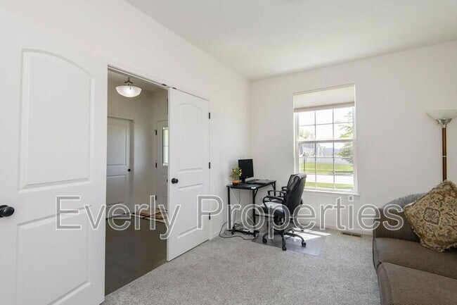 Building Photo - W242N5663 Simona Dr