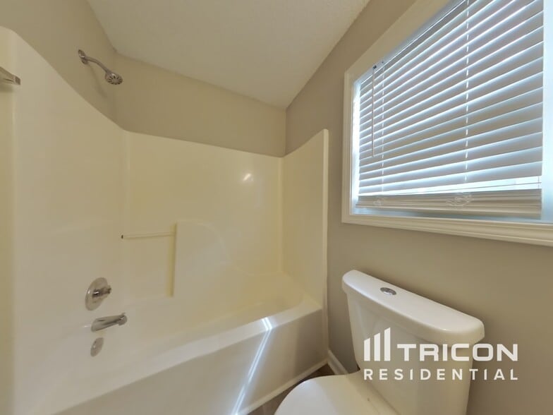 Building Photo - 622 Meadows Ct
