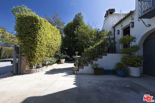 Building Photo - 1407 N Beverly Dr