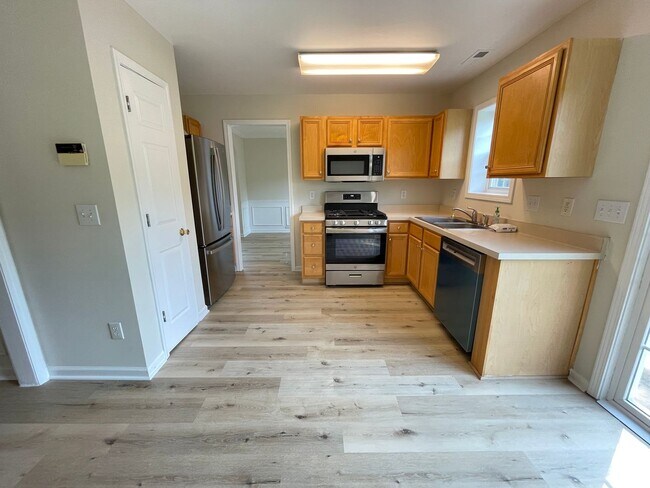 Building Photo - Beautiful, updated 3br 2.5 ba home with garage, fenced-yard in Home Valley Farms Now Available!