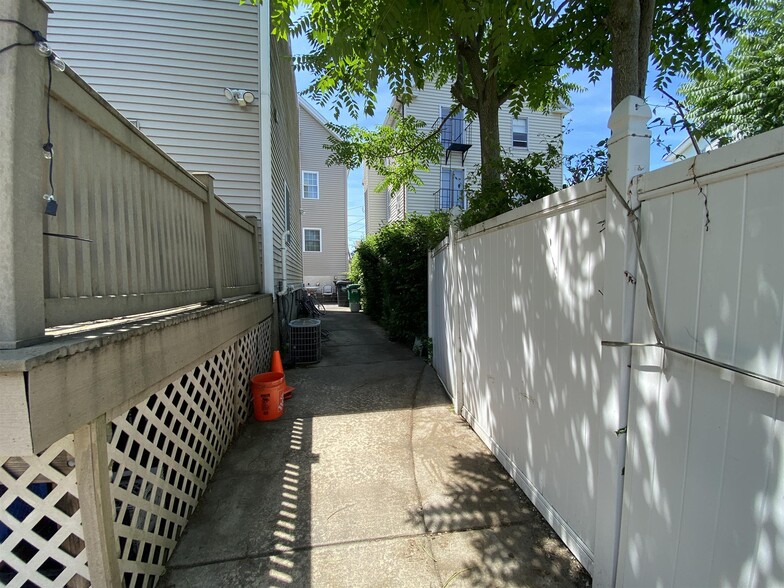 Building Photo - 44 Warren St