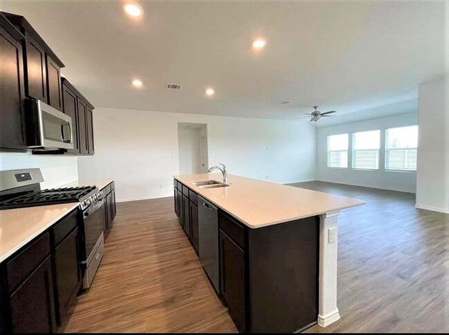 Building Photo - 1007 Wolseley Cv
