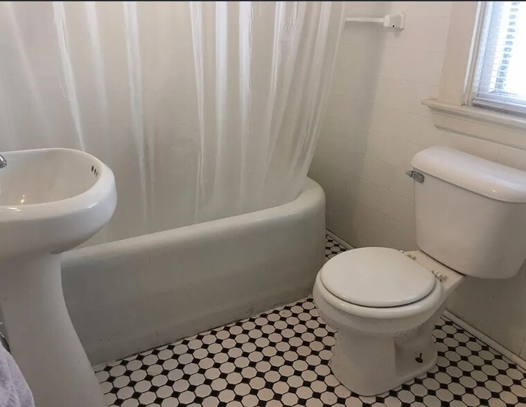 Building Photo - 5251 Warren Ave