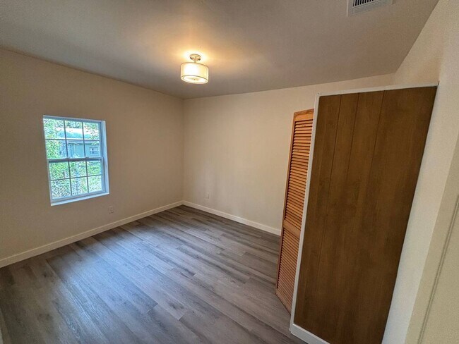 Building Photo - 1529 Providence Rd