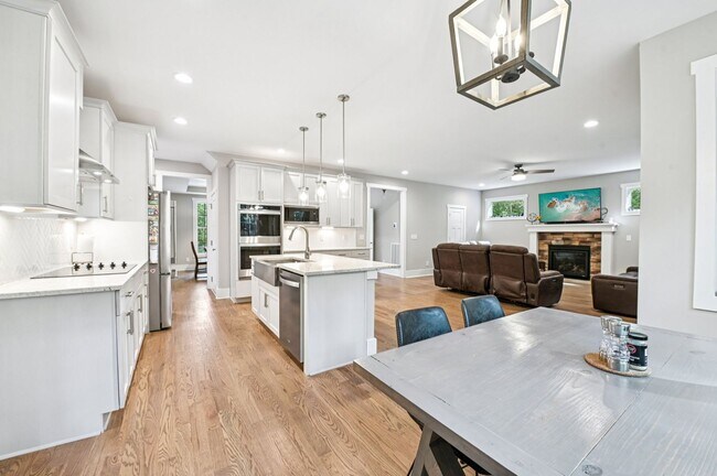 Building Photo - Luxury 5 Bed, 3.5 Bath Home on Large Lot !...