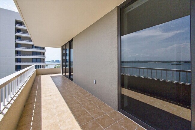 Building Photo - 5540 N Ocean Dr