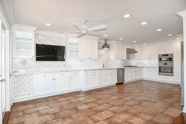 Building Photo - 4 White Water Dr