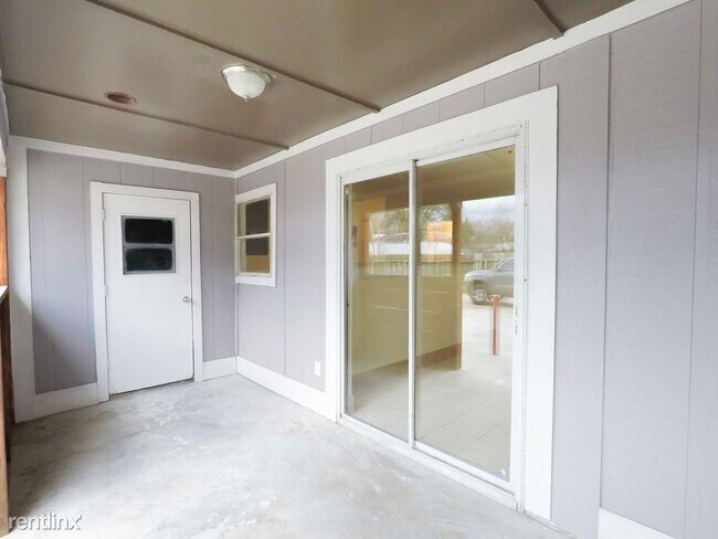 Building Photo - 2 br, 2 bath Townhome - 6609 Brittmoore Rd