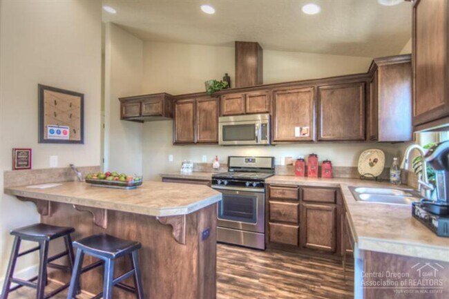 Building Photo - Spacious 4 Bed/3 Bath Single Family Home i...