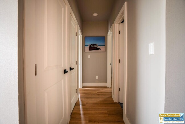 Building Photo - 111 W Sunny Isle Dr