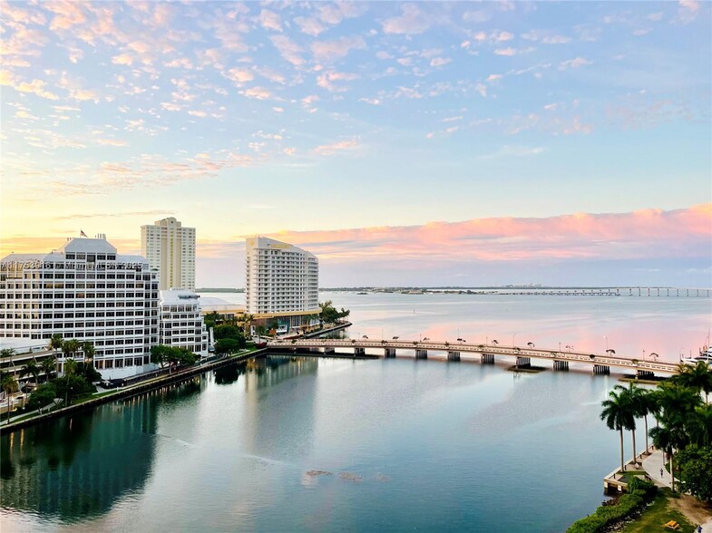 Building Photo - 495 Brickell Ave