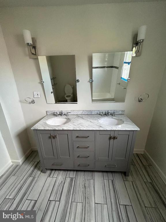 Building Photo - 2637 Latona St