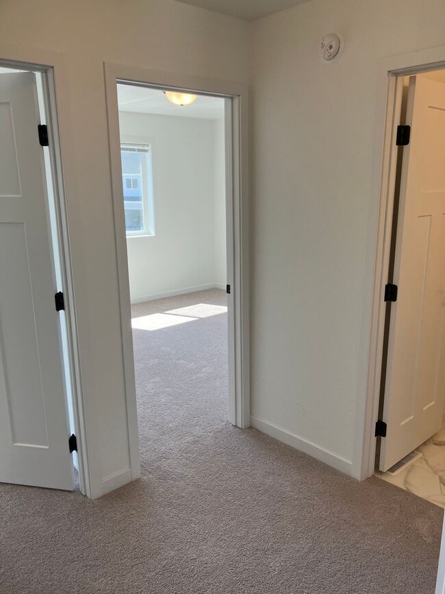 Building Photo - 3 Bed 3 Bath Twin Home