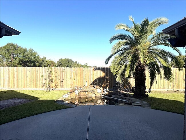 Building Photo - 2910 Sandleigh Dr