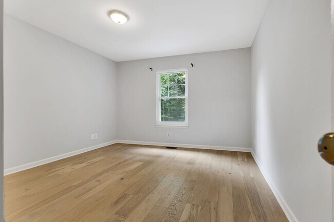Building Photo - 5535 Thalman Dr
