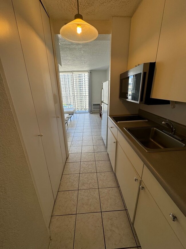 Building Photo - Partially Furnished Studio in Waikiki