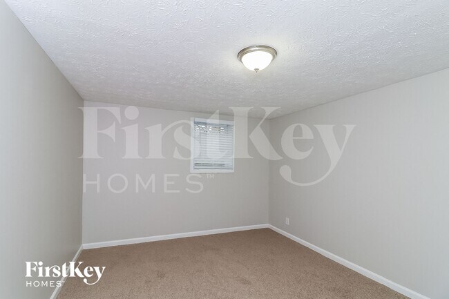 Building Photo - 5721 Crestview Dr