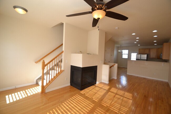 Building Photo - Downtown Townhome 2 Beds 3 Bath with AC