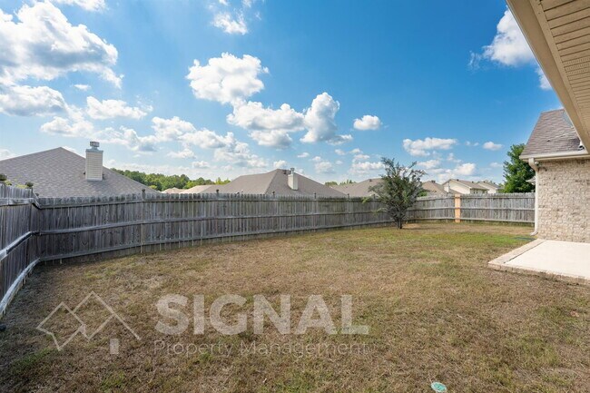 Building Photo - 473 River Crest Dr N