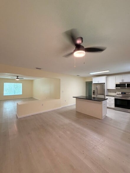 Building Photo - 305 W Country Club Dr