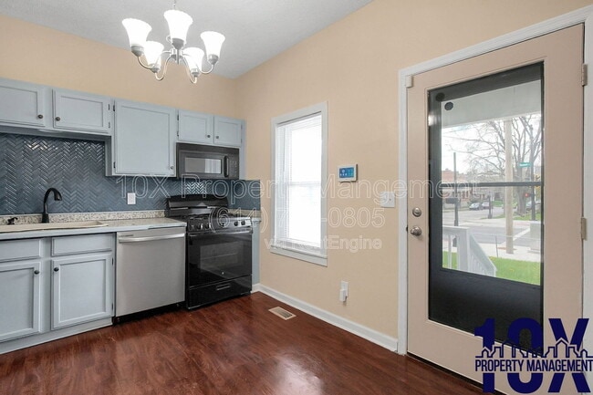 Building Photo - 1652 Summit St