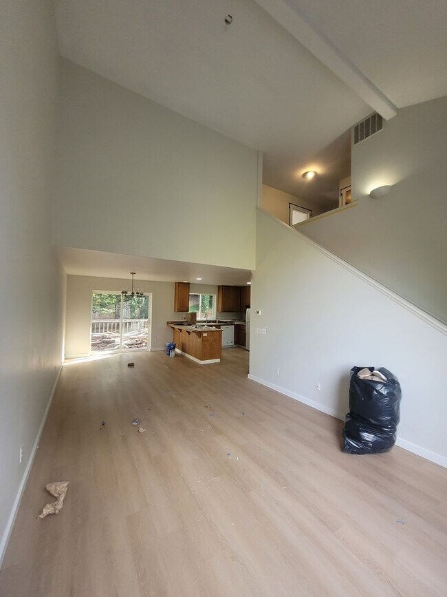 Building Photo - Spacious Four Bedroom Home with Bonus Room...