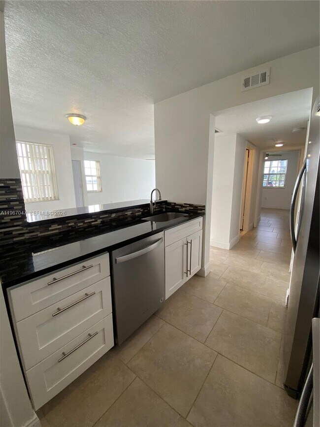 Building Photo - 2841 N Oakland Forest Dr