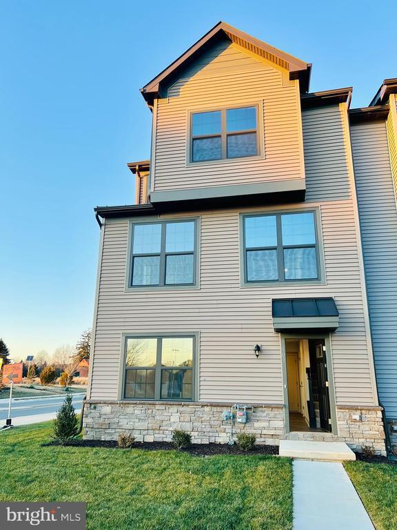 Building Photo - 303 E Grn St