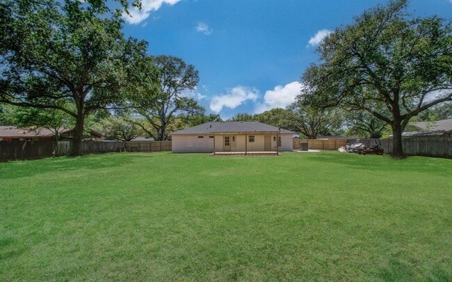 Building Photo - 624 Willow Ln