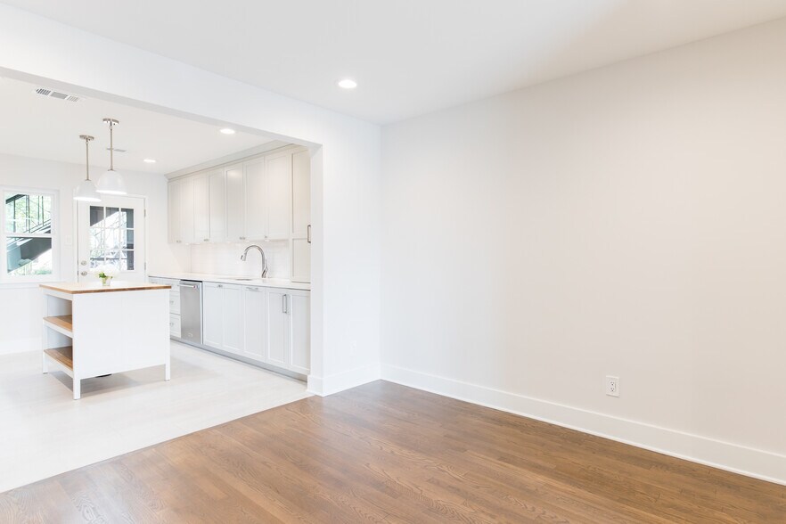 Building Photo - 10715 Park Village Pl