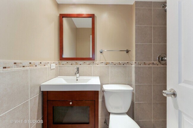 Building Photo - Spacious 2 Bed 2 Bath, East Lakeview
