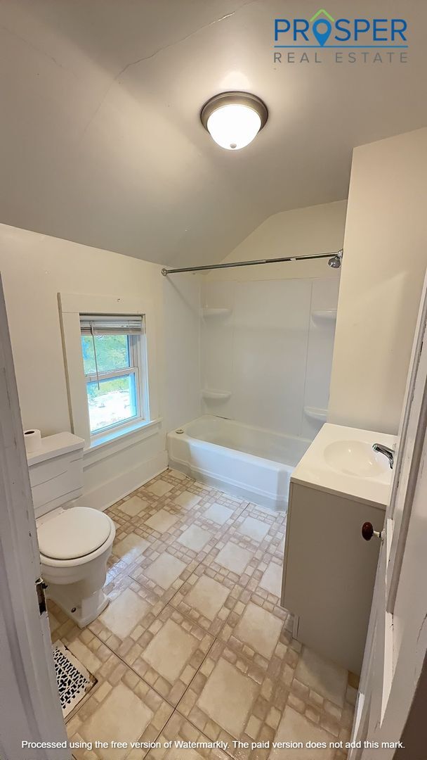 Building Photo - ST221X