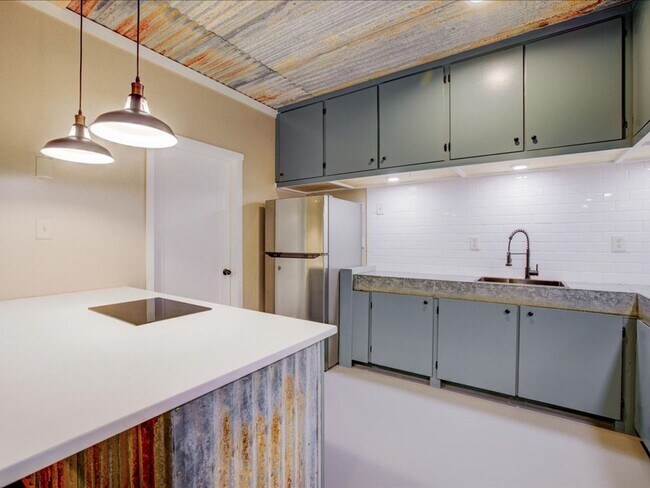 Building Photo - Studio. PROMO $400.OFF FULL MONTHS RENT! . Utilities included!!!