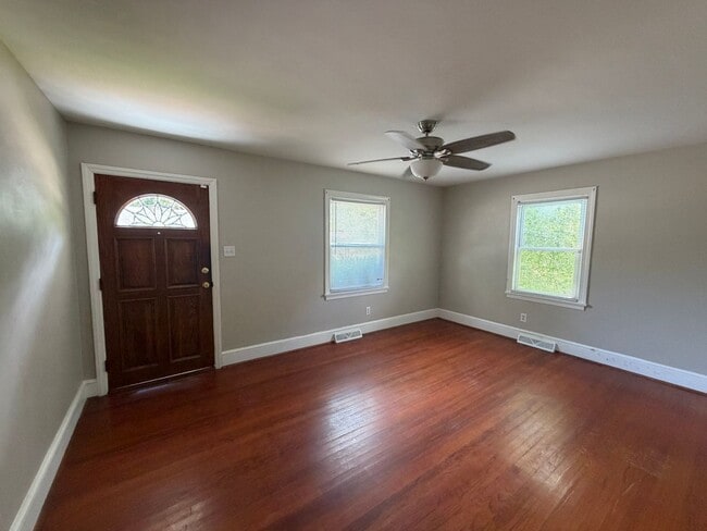 Building Photo - 2 Bed 1 Bath Home