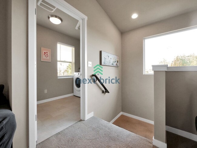 Building Photo - Gorgeous 3 Bed & 2.5 Bath Single Family House For Rent!