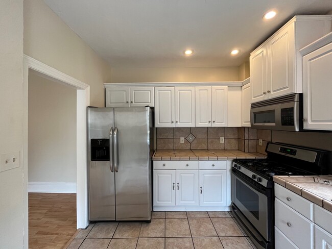 Building Photo - 350 Ophelia St