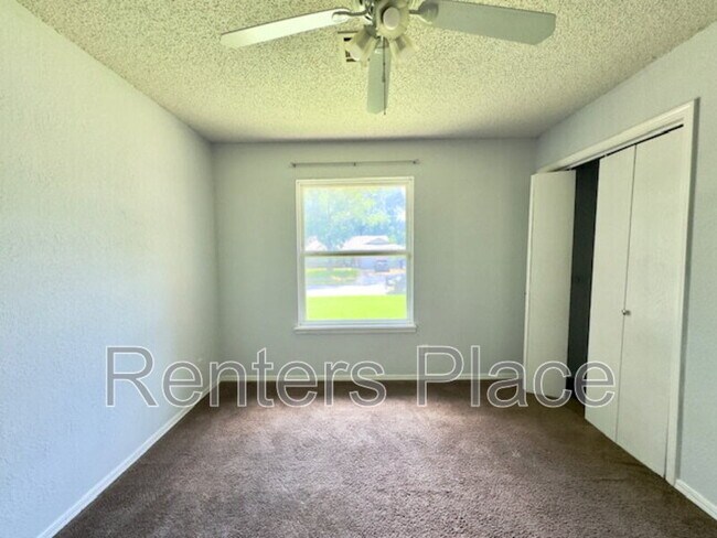 Building Photo - 212 E Austin St