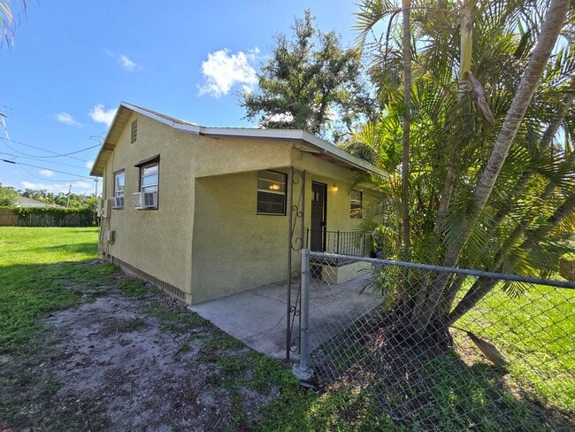 Building Photo - Cute 1 bed/ 1 bath Duplex Available now in...