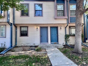 Building Photo - Well Maintained 2 BR/1BA Townhome Convenie...